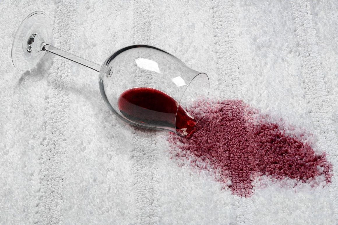 Rotwein glas liegt auf einem Weißen Teppich 